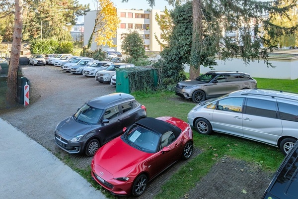 Vue parking voiture du garage