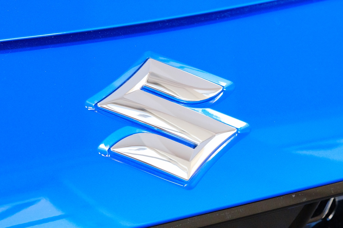Logo Suzuki sur une voiture bleu
