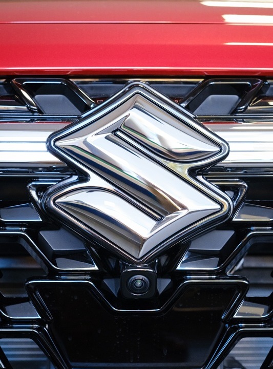 Logo Suzuki sur une voiture rouge